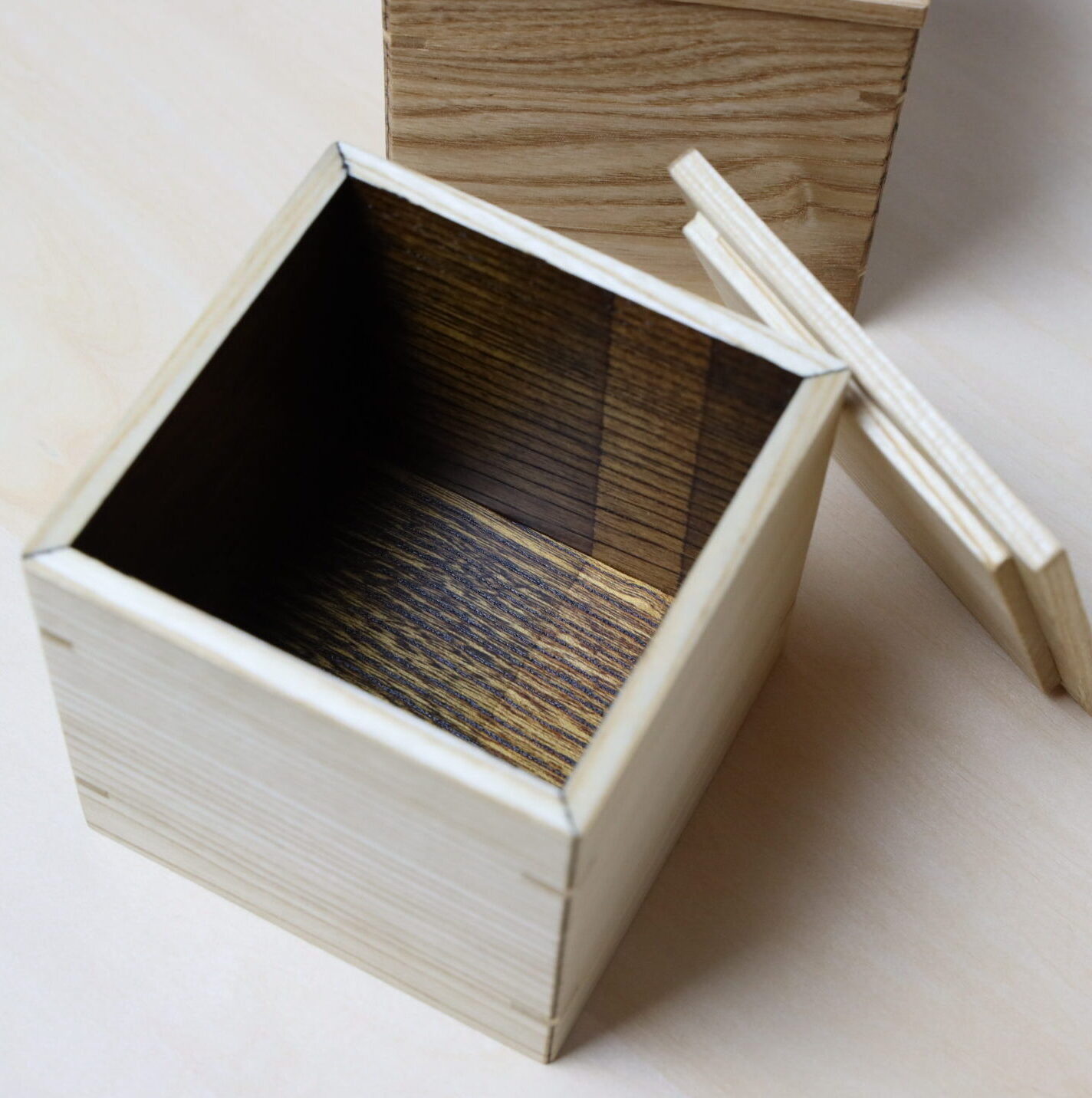 漆塗りされた木箱。セン。