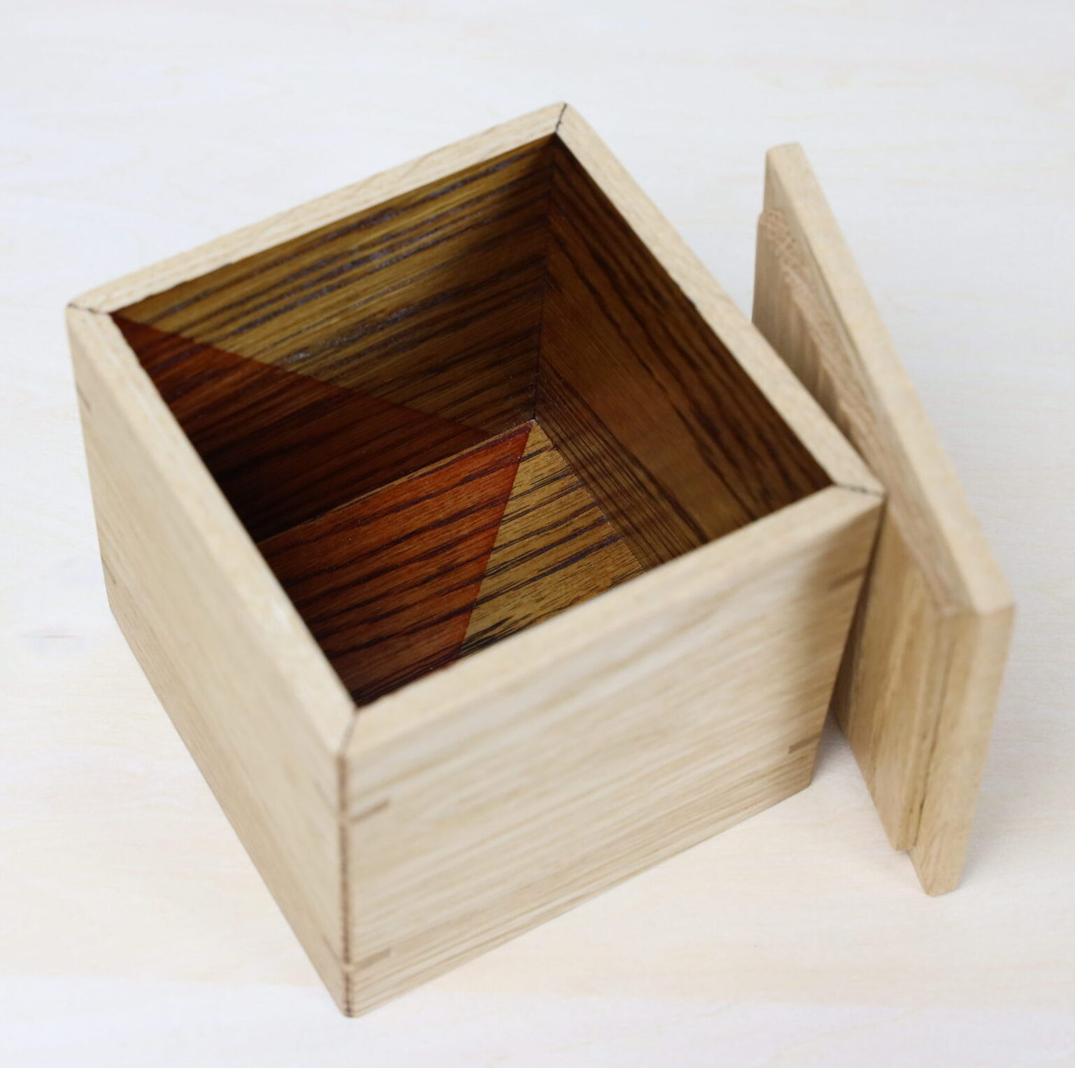 漆塗りされた木箱。ナラ。