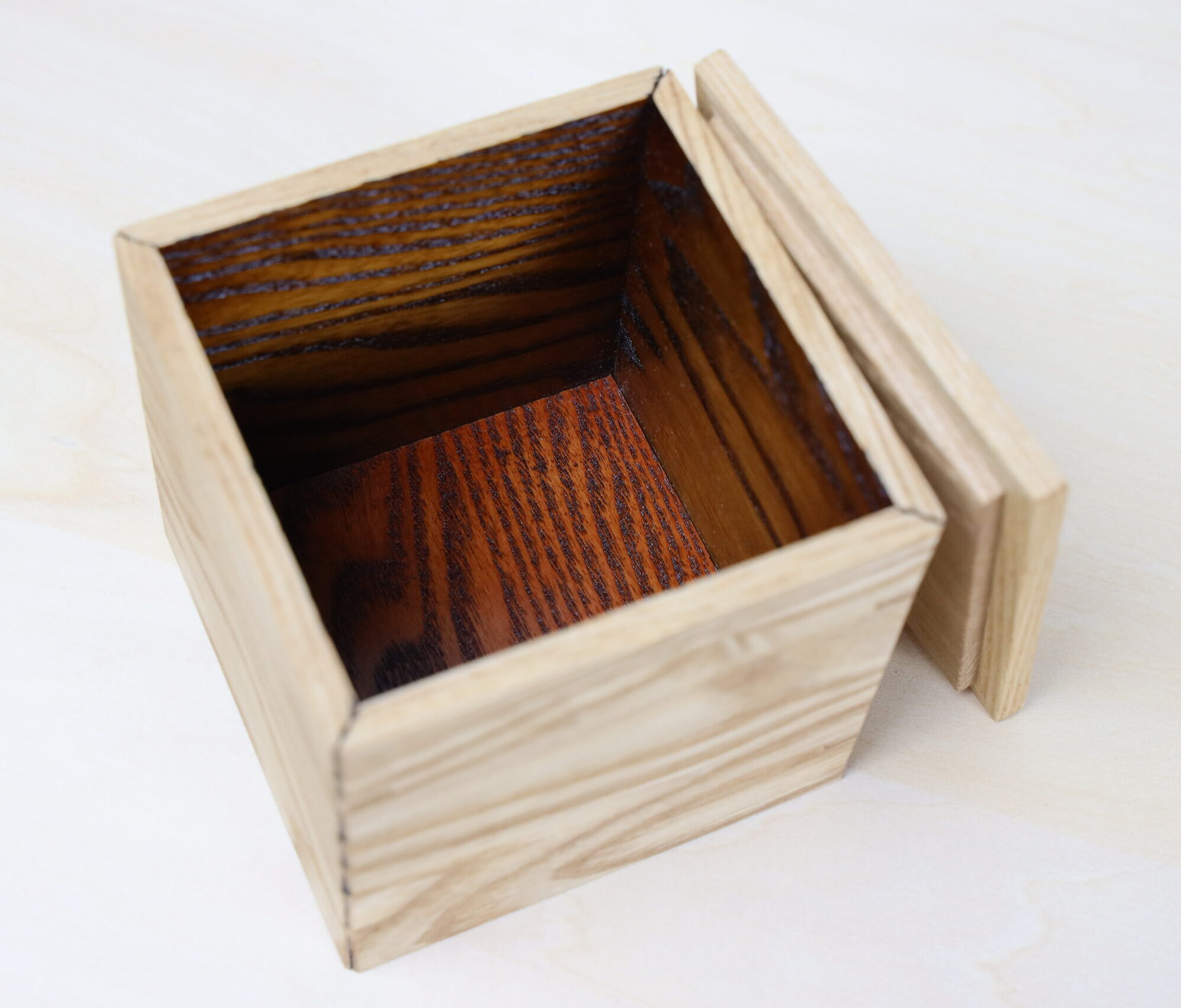 漆塗りされた木箱。タモ。